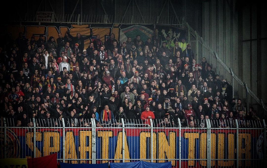 SPARTA ON TOUR???
V neděli 20.února po velmi dlouhé době pojedeme ve větším počtu podpořit náš klub k venkovnímu zápasu. 
Vstupenky na utkání s Jabloncem bude možné koupit na Letné tuto neděli od 16:00 na pokladnách vedle kotle. Cena je 200kč.
Pokud se vše nevyprodá, měl by prodej pokračovat během týdne.